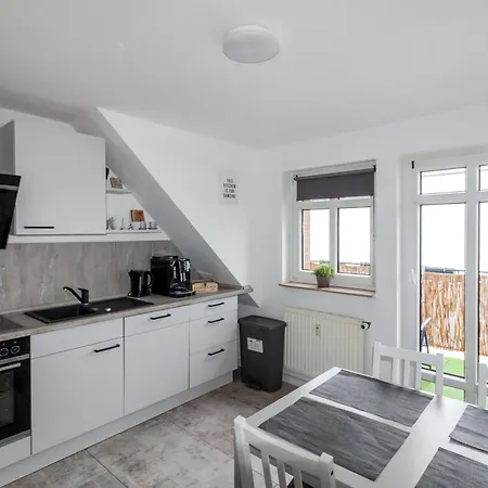 Kapellmeister Apartment: 4 Ac Bedrooms, Smart Tv & Big Sofa *