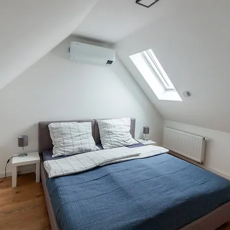 Kapellmeister Apartment: 4 Ac Bedrooms, Smart Tv & Big Sofa *