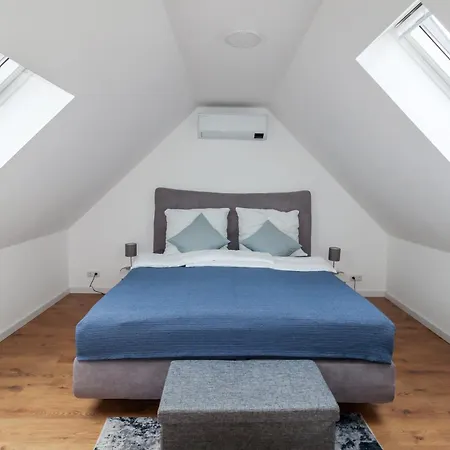Kapellmeister Apartment: 4 Ac Bedrooms, Smart Tv & Big Sofa