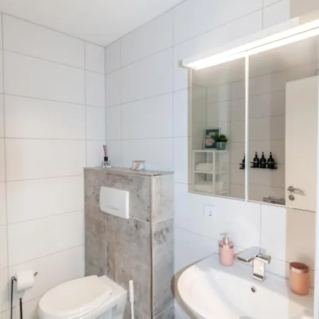 Kapellmeister Apartment: 4 Ac Bedrooms, Smart Tv & Big Sofa Apartment *