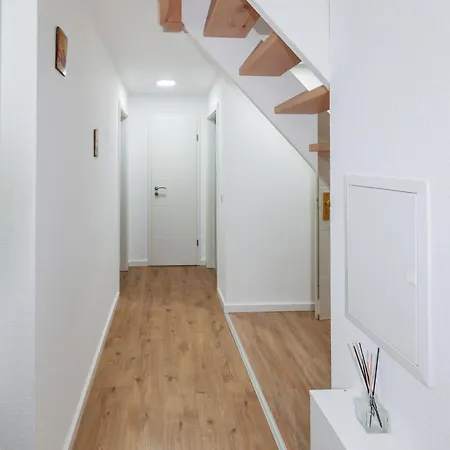 Kapellmeister Apartment: 4 Ac Bedrooms, Smart Tv & Big Sofa *