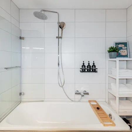 Kapellmeister Apartment: 4 Ac Bedrooms, Smart Tv & Big Sofa Apartment *